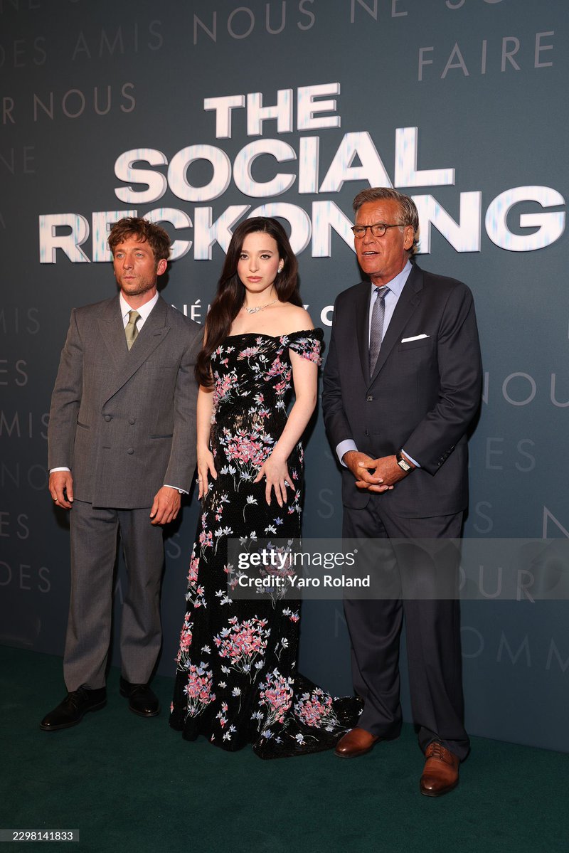 mikeymadisons8's tweet photo. Mikey Madison, Jeremy Allen White &amp; Aaron Sorkin attend the "The Social Reckoning" premiere at Pathé Palace on October 01, 2026 in Paris, France. 📸: (Photo by Yaro Roland/Getty Images) https://t.co/mhBgJCZRaH