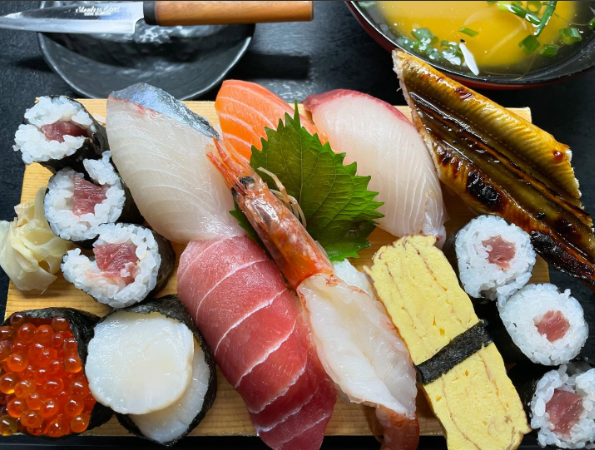 GsMiwaku's tweet photo. 新生山陽ガイア
🏃‍♂️ Xリレー 開催中🏃‍♀️
店長モリタです。
お店を背負う私が「ここぞ‼️」
という日に食べる勝負飯は…
　＼✨力寿司✨／
『名物ジャンボ寿司』
専用ミニ包丁が一緒に提供されるほどネタが大きく、しかも美味😋
お次は👉 @YanaiMg 

#山陽ガイア ＃勝負飯 https://t.co/ECyH3XHHZZ