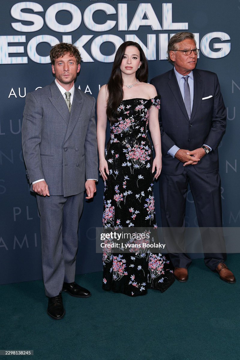 mikeymadisons8's tweet photo. Mikey Madison, Jeremy Allen White &amp; Aaron Sorkin attend the "The Social Reckoning" premiere at Pathé Palace on October 01, 2026 in Paris, France. 📸: (Photo by Lyvans Boolaky/WireImage) https://t.co/NcpSxZfr5r