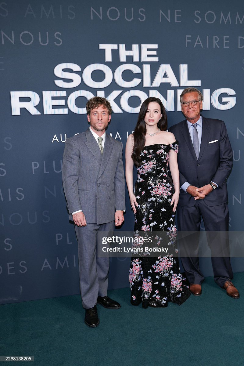 mikeymadisons8's tweet photo. Mikey Madison, Jeremy Allen White &amp; Aaron Sorkin attend the "The Social Reckoning" premiere at Pathé Palace on October 01, 2026 in Paris, France. 📸: (Photo by Lyvans Boolaky/WireImage) https://t.co/NcpSxZfr5r