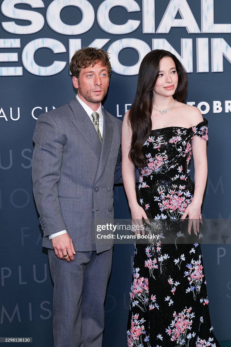 mikeymadisons8's tweet photo. Mikey Madison with Jeremy Allen White attend the "The Social Reckoning" Premiere at Pathé Palace on October 01, 2026 in Paris, France. 📸: (Photo by Lyvans Boolaky/WireImage) https://t.co/qaZDHXAyqE