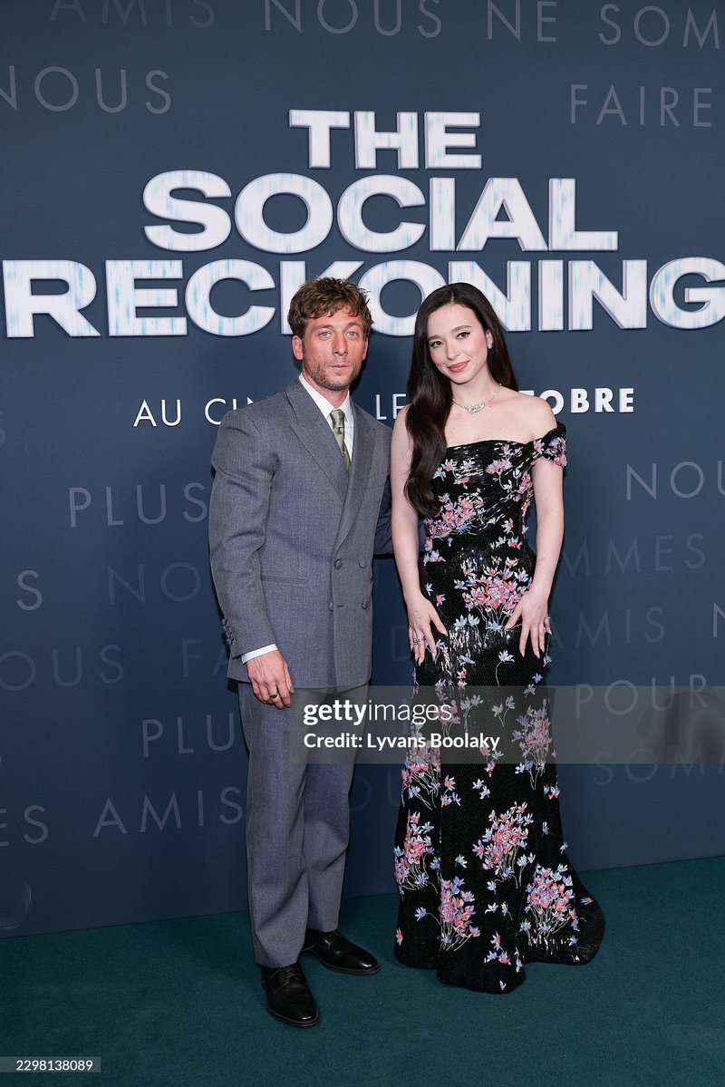 mikeymadisons8's tweet photo. Mikey Madison with Jeremy Allen White attend the "The Social Reckoning" Premiere at Pathé Palace on October 01, 2026 in Paris, France. 📸: (Photo by Lyvans Boolaky/WireImage) https://t.co/qaZDHXAyqE
