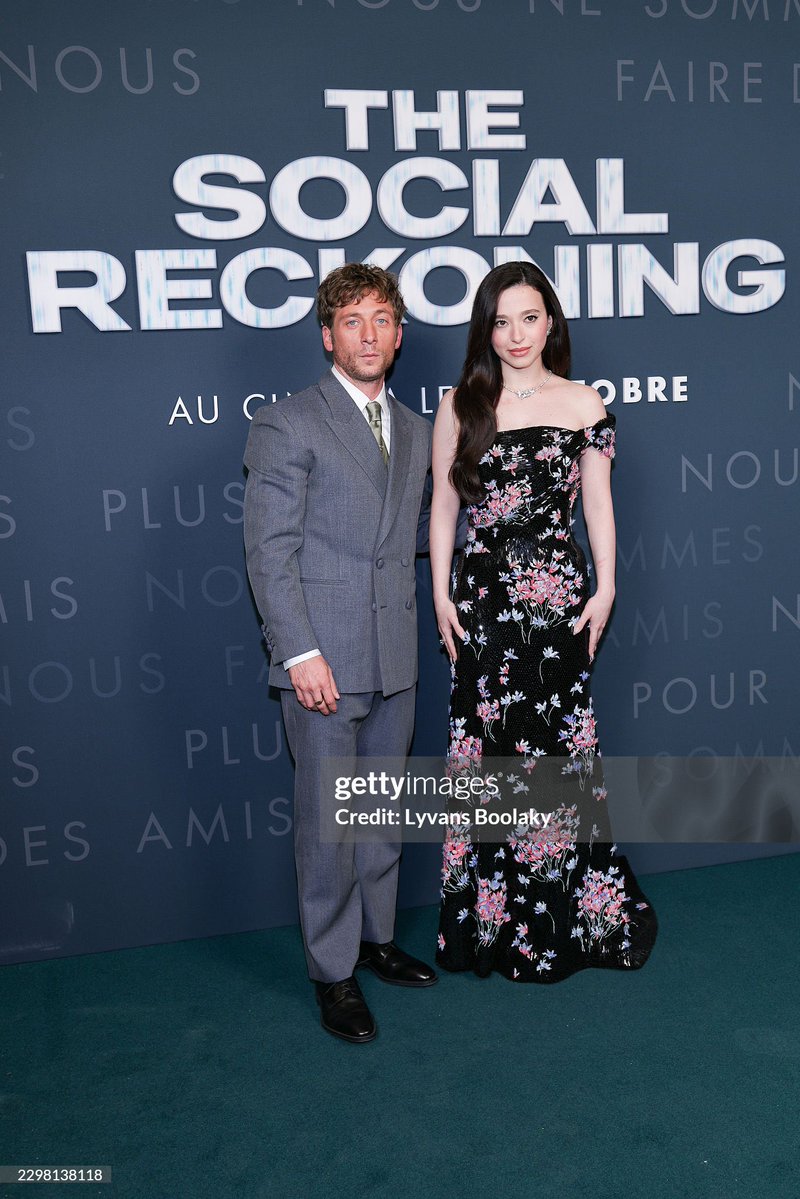 mikeymadisons8's tweet photo. Mikey Madison with Jeremy Allen White attend the "The Social Reckoning" Premiere at Pathé Palace on October 01, 2026 in Paris, France. 📸: (Photo by Lyvans Boolaky/WireImage) https://t.co/qaZDHXAyqE