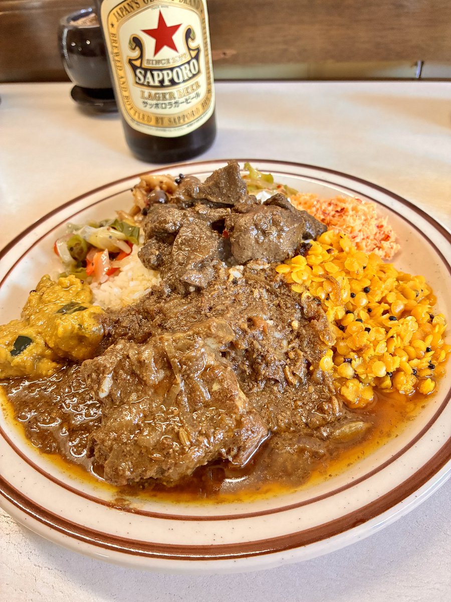 oremeshi63's tweet photo. 中区宝町　ホテルヒラクボ

ホテルと言っても、スリランカでは食堂の意味もあるらしい。
スリランカカレーはいろいろある具材を混ぜるのが良いらしい。
ポークスペアリブと鶏レバーの2種、
副菜の説明を受けたけど、混ぜたら何が何だか分からないけど、
突然突出した美味いものが感じられて楽しい。 https://t.co/GYOo24DnpM