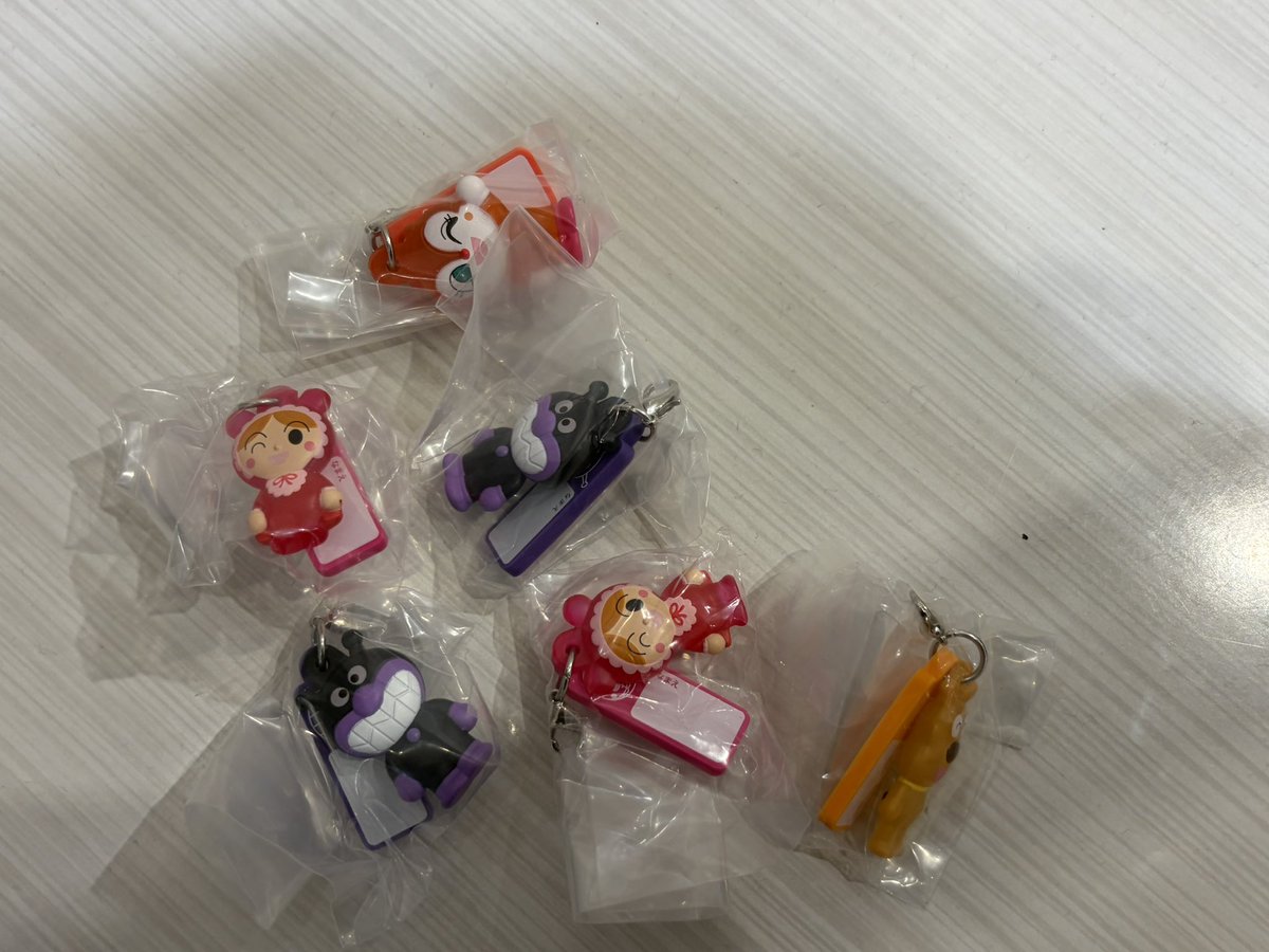 m1y0sh1__'s tweet photo. アンパンマン　めじるしアクセサリー　買取　譲渡

譲:ドキンちゃん、バイキンマン、あかちゃんまん、チーズ
求:定価+送料

郵送もしくは明日秋葉原手渡し
コキンちゃん出るまで回そうと思って全く出なかったのでコキンちゃんとの交換も探してます…😭🥺 https://t.co/kkMaGNnW99