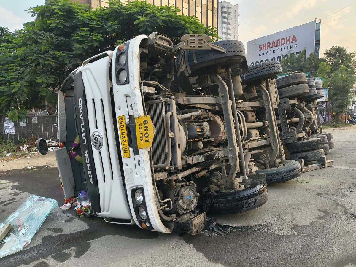 QA_Amitkute's tweet photo. @supriya_sule काल म्हाळुंगे येथे भेटीदरम्यान चर्चेत ज्या शक्यतेबाबत आम्ही चिंता व्यक्त केली होती, ती आज दुर्दैवाने प्रत्यक्षात घडली. VTP Square जवळ म्हाळुंगे - नांदे रस्त्यावर RMC ट्रक पलटी झाला. सुदैवाने या अपघातात कोणतीही जीवितहानी झाली नाही. @jayeshsmurkute https://t.co/AiSWP8QNO2