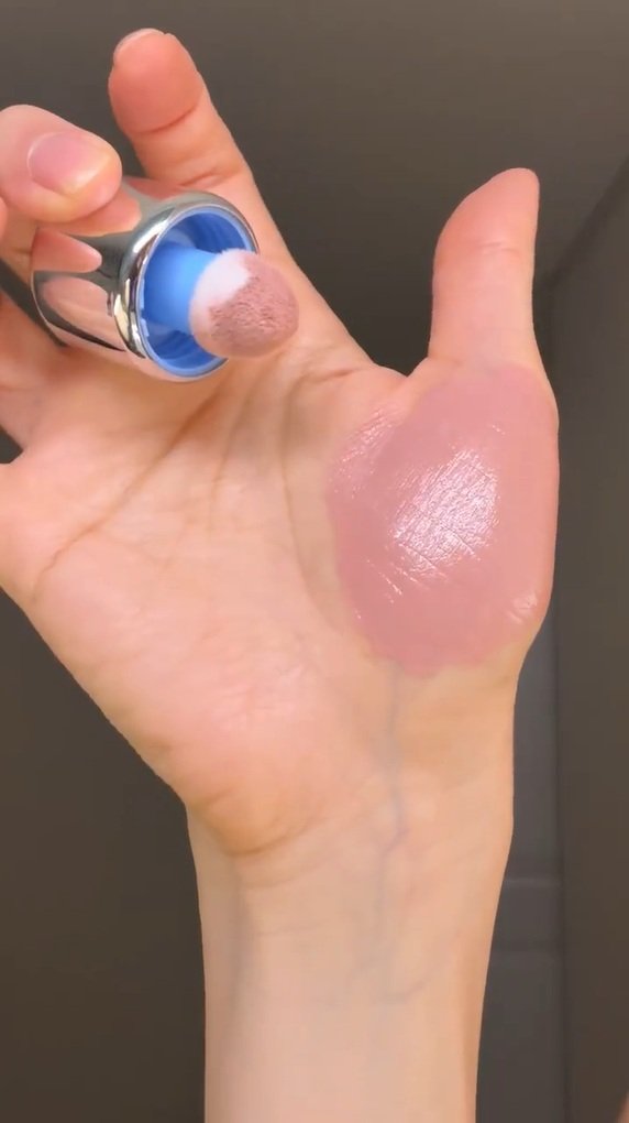 khavart199's tweet photo. The makeup artist who casually swatched this blush on me deserves a raise, an iced matcha, and the best week ever 🎀✨
it's the blush that goes on so easy for a quick glow  #ad 🧡👉https://t.co/FSRxu2ZliS https://t.co/4vNbC2s89k