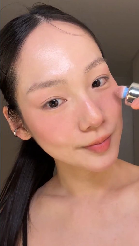 khavart199's tweet photo. The makeup artist who casually swatched this blush on me deserves a raise, an iced matcha, and the best week ever 🎀✨
it's the blush that goes on so easy for a quick glow  #ad 🧡👉https://t.co/FSRxu2ZliS https://t.co/4vNbC2s89k