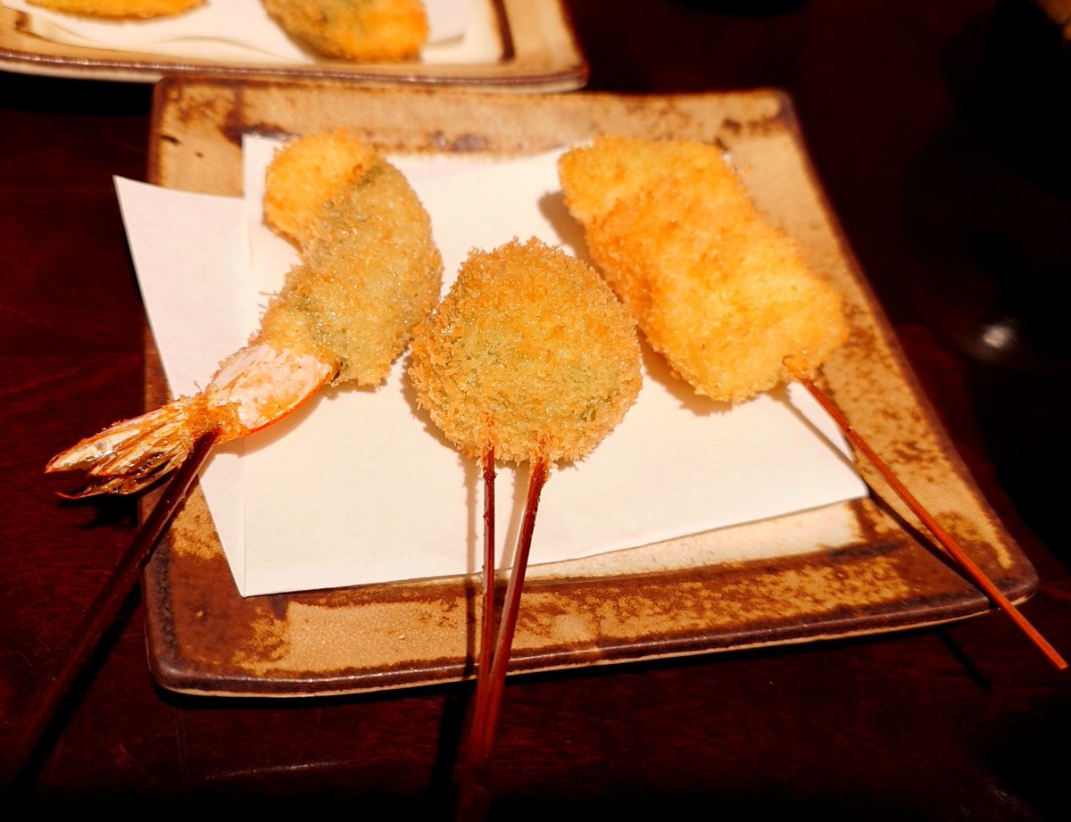 goshuinchou's tweet photo. 文京区根津にある串揚げ屋さん「はん亭」です。上野で串揚げを営んでた店主が50年前にこの3階建ての建物を購入して以後ずっと営業していて建物は文化財になるという先見の明ありまくりで凄い。
単品メニューが基本無く予約以外は6600円の串揚げコースのみなストロングスタイル、お麩を揚げたのとか鰻を揚げたのとか珍し目で大変美味な串揚げを堪能しました。

この建物を維持していくのも大変だと思うが、これからもずっと続いていってほしいお店であります。