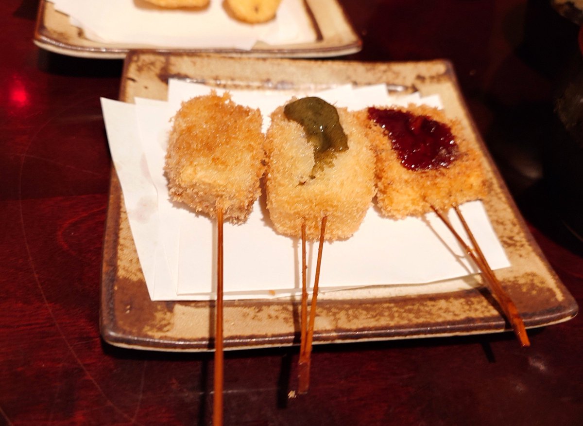 goshuinchou's tweet photo. 文京区根津にある串揚げ屋さん「はん亭」です。上野で串揚げを営んでた店主が50年前にこの3階建ての建物を購入して以後ずっと営業していて建物は文化財になるという先見の明ありまくりで凄い。
単品メニューが基本無く予約以外は6600円の串揚げコースのみなストロングスタイル、お麩を揚げたのとか鰻を揚げたのとか珍し目で大変美味な串揚げを堪能しました。

この建物を維持していくのも大変だと思うが、これからもずっと続いていってほしいお店であります。