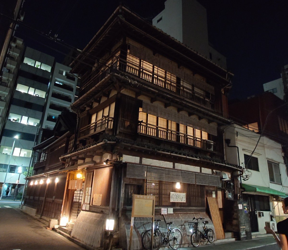 goshuinchou's tweet photo. 文京区根津にある串揚げ屋さん「はん亭」です。上野で串揚げを営んでた店主が50年前にこの3階建ての建物を購入して以後ずっと営業していて建物は文化財になるという先見の明ありまくりで凄い。
単品メニューが基本無く予約以外は6600円の串揚げコースのみなストロングスタイル、お麩を揚げたのとか鰻を揚げたのとか珍し目で大変美味な串揚げを堪能しました。

この建物を維持していくのも大変だと思うが、これからもずっと続いていってほしいお店であります。