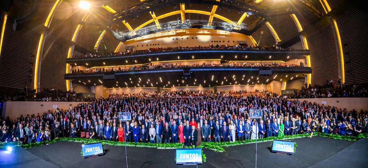 lordtankl's tweet photo. La foto del Informe de ayer de @AdrianDeLaGarza 

Con Calderón, Fox, Creel, Alito Moreno, Anaya, Xochitl, Cienfuegos, empresarios regios, alcaldes, diputados, senadores... que foto https://t.co/K118jrIQlg
