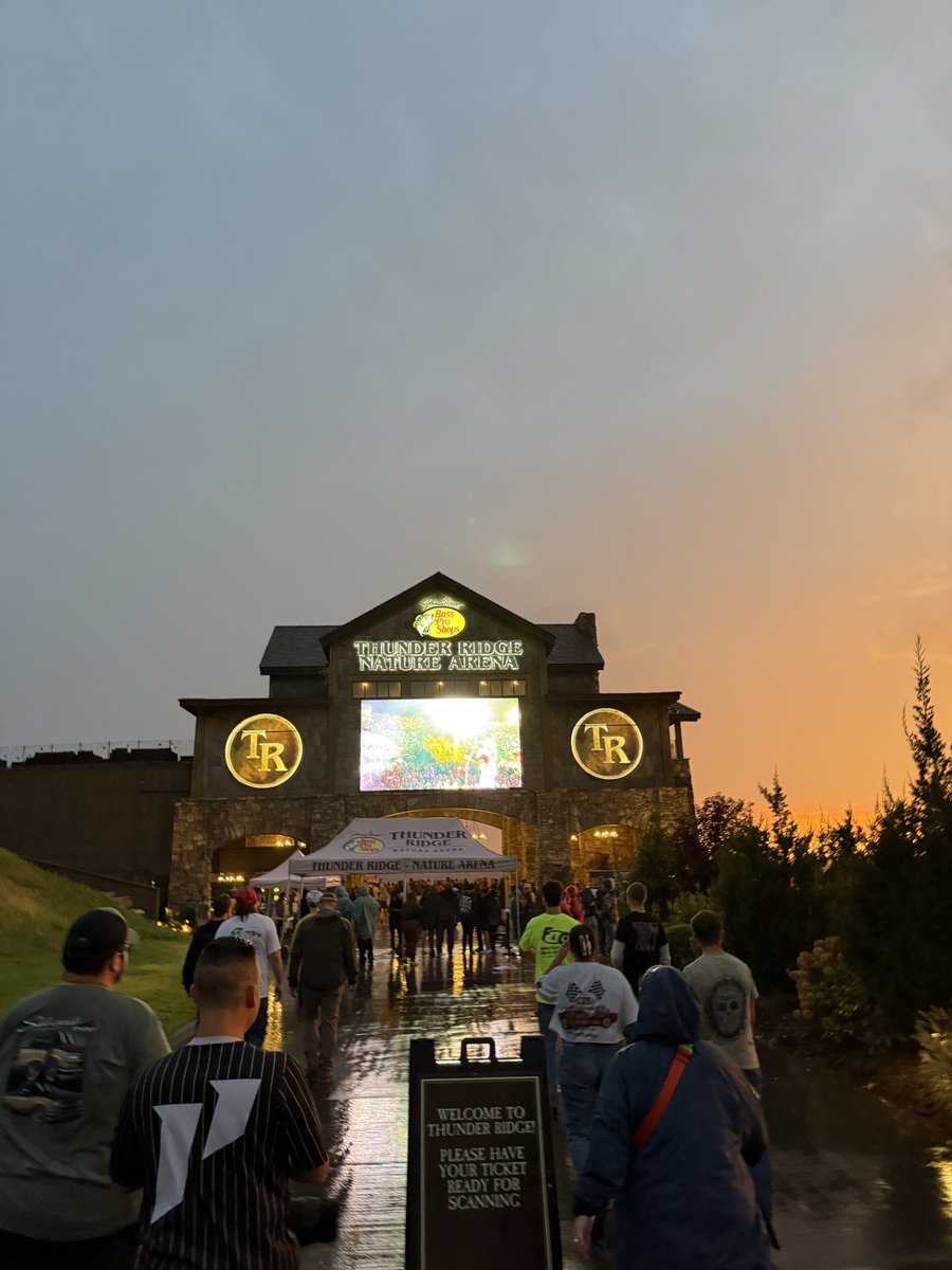 chaos10000x's tweet photo. Rainbows and epic sunsets before Staind. https://t.co/sNINT5oXE2