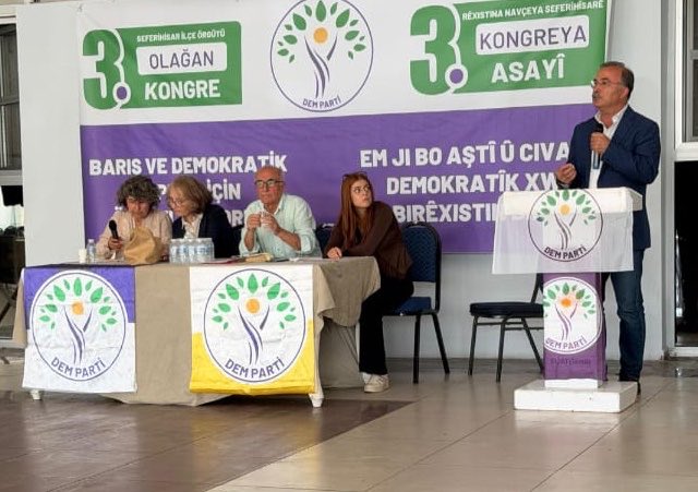 DEMizmir's tweet photo. Milletvekilimiz İbrahim Akın, İl Eş Başkanlarımız Fulya Erdoğan, Selçuk Odabaşı, il ve ilçe yöneticilerimizle #Seferihisar ilçemizin 3. Olağan Kongresi’ne katıldık.

Geçmiş yönetime emekleri için teşekkür ediyor, yeni yönetime başarılar diliyoruz.

Barış Ve Demokratik Toplum İçin Örgütleniyoruz!