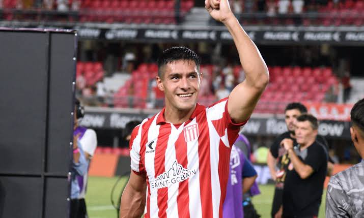 Ascacibarismo's tweet photo. Este idiota es el ídolo de los boludos, un jugador DESASTROSO, sin ninguna virtud, que solo lo bancan porque se tira a barrer como un muerto.

Jugador para las focas es un desastre, contra Flamengo que juegue el Chavito. https://t.co/Kk6WLEwXrT