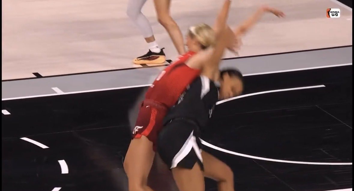 BrettRumpSports's tweet photo. So she grabs Hull’s left arm, hooks it, and proceeds to use the hook to pull her aggressively to the ground. 

It was called a foul on Hull. https://t.co/SpUAY4WmJg