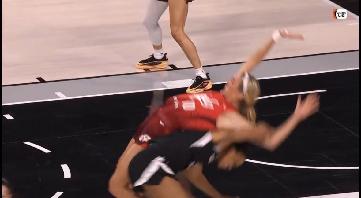 BrettRumpSports's tweet photo. So she grabs Hull’s left arm, hooks it, and proceeds to use the hook to pull her aggressively to the ground. 

It was called a foul on Hull. https://t.co/SpUAY4WmJg