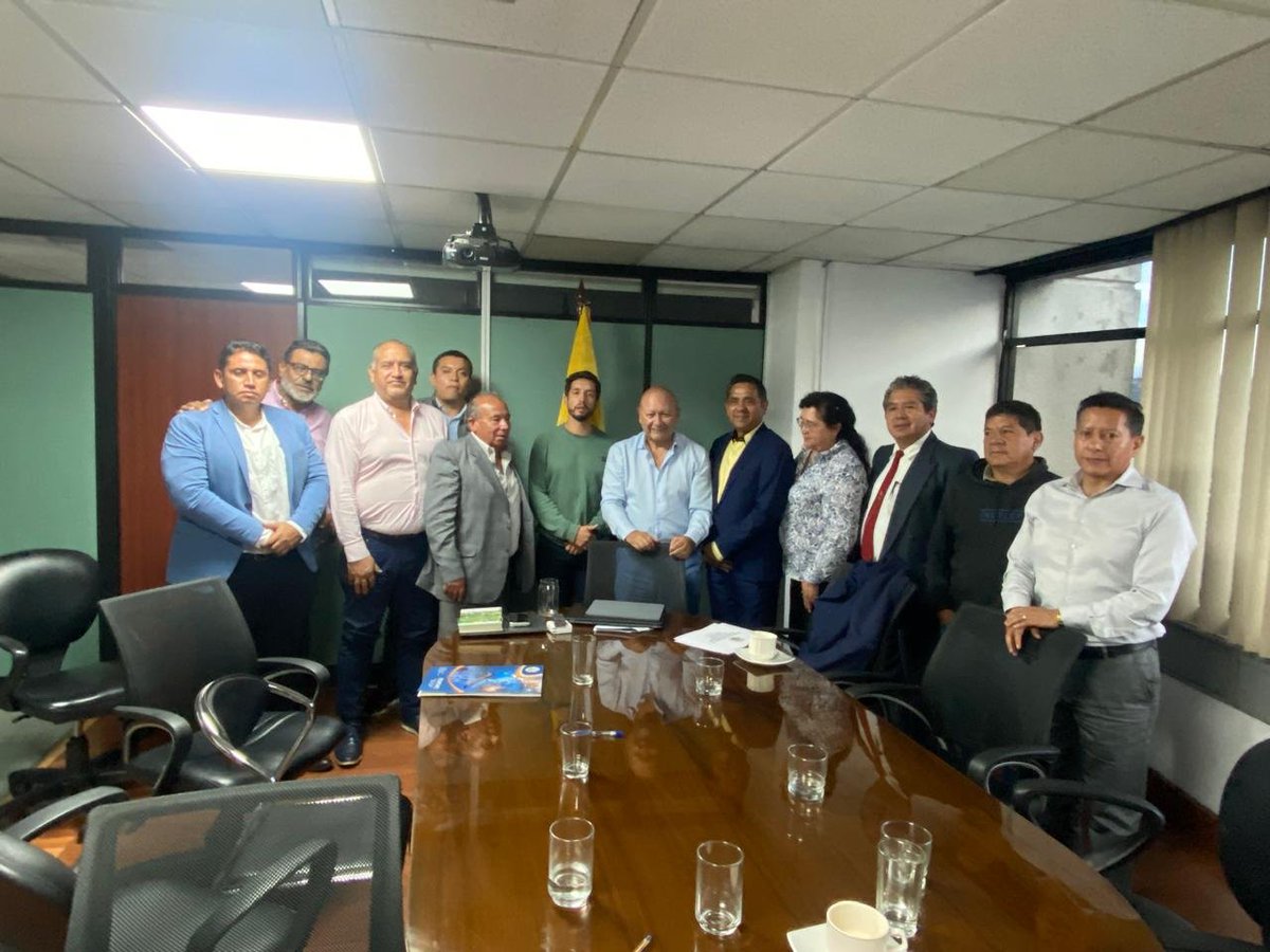 FenatrapeEC's tweet photo. FENATRAPE y Subsecretario de Transporte se reúnen en Mesa de Trabajo que busca actualizar la normativa de Pesos y Dimensiones

Se pasó revista a varios artículos de la normativa que fueron observados por FENATRAPE.

@MIT_Ecuador
@ANT_ECUADOR 
@MinInteriorEc 
@MinGobiernoEc https://t.co/ua4XdoiPmH