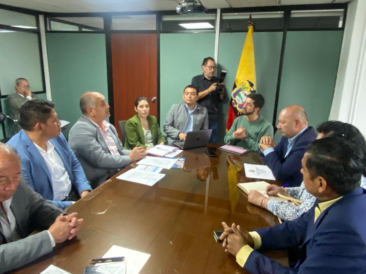 FenatrapeEC's tweet photo. FENATRAPE y Subsecretario de Transporte se reúnen en Mesa de Trabajo que busca actualizar la normativa de Pesos y Dimensiones

Se pasó revista a varios artículos de la normativa que fueron observados por FENATRAPE.

@MIT_Ecuador
@ANT_ECUADOR 
@MinInteriorEc 
@MinGobiernoEc https://t.co/ua4XdoiPmH