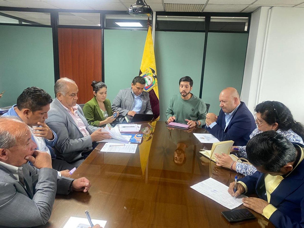 FenatrapeEC's tweet photo. FENATRAPE y Subsecretario de Transporte se reúnen en Mesa de Trabajo que busca actualizar la normativa de Pesos y Dimensiones

Se pasó revista a varios artículos de la normativa que fueron observados por FENATRAPE.

@MIT_Ecuador
@ANT_ECUADOR 
@MinInteriorEc 
@MinGobiernoEc https://t.co/ua4XdoiPmH
