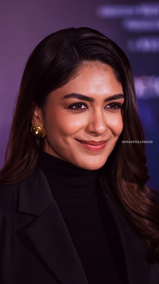 INSTANTTOLLY's tweet photo. Mrunal Thakur at the ZEE5 Film Pooja Meri Jaan Screening  🖤✨️

#Mrunal #MrunalThakur https://t.co/OhZn1QyU44