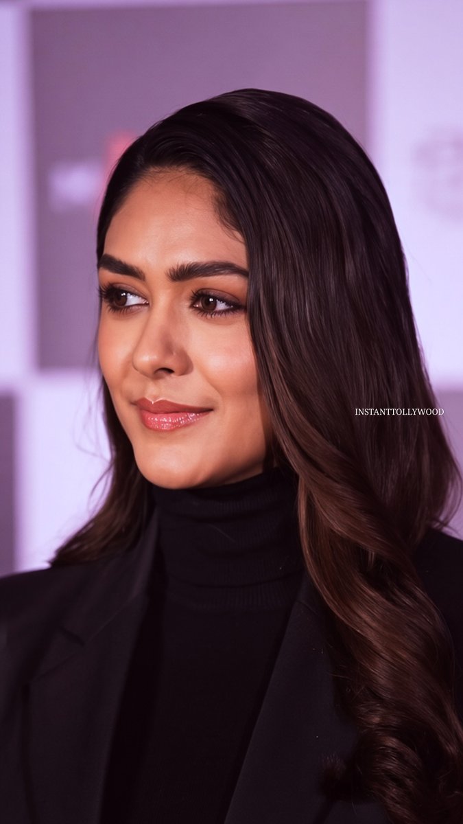 INSTANTTOLLY's tweet photo. Mrunal Thakur at the ZEE5 Film Pooja Meri Jaan Screening  🖤✨️

#Mrunal #MrunalThakur https://t.co/OhZn1QyU44