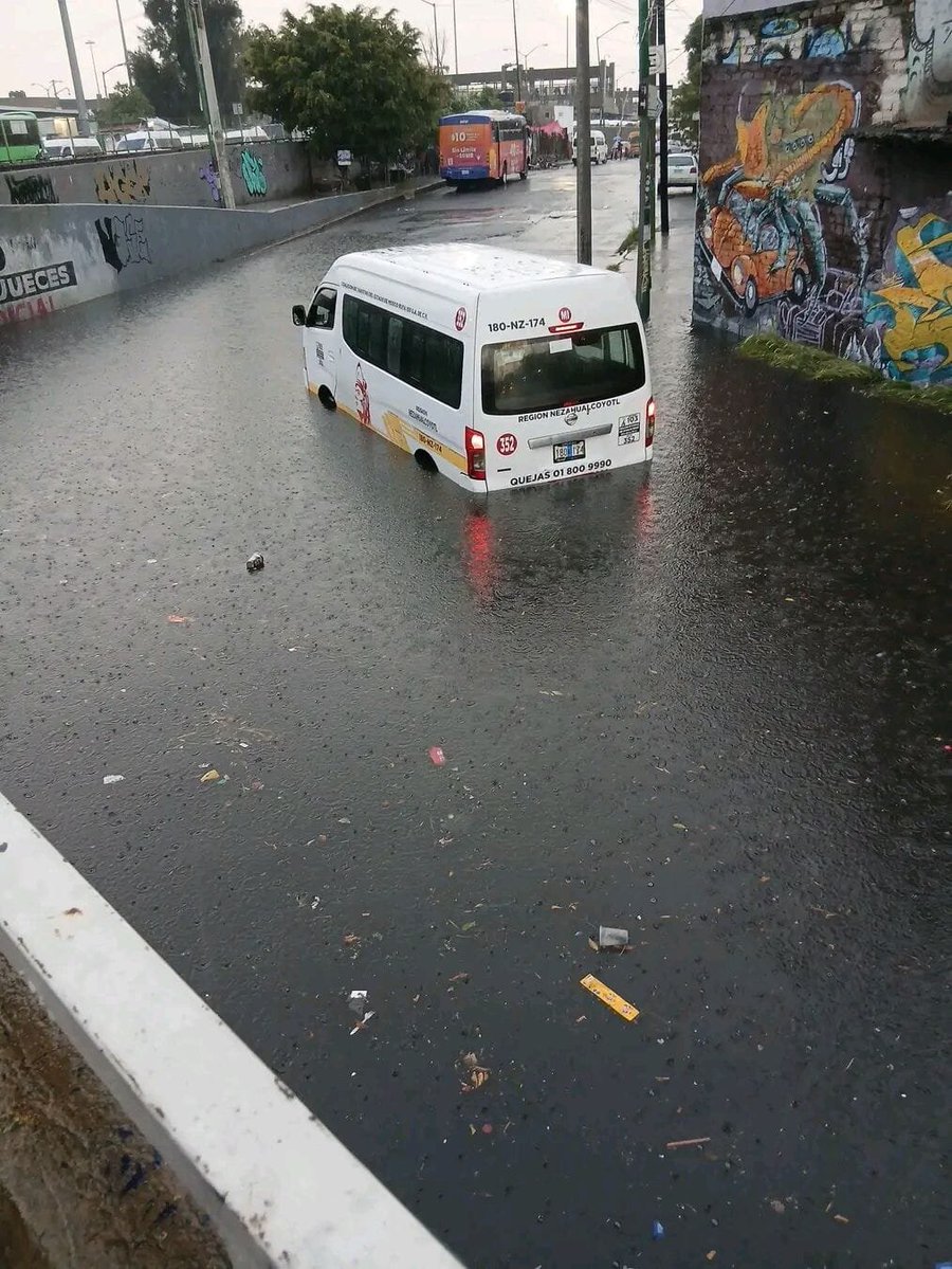 MLopezSanMartin's tweet photo. Iztacalco inundado tras la lluvia de hoy

El drenaje colapsó y aguas negras entraron a viviendas

El gobierno de Clara Brugada está rebasado: no garantiza servicios básicos ni calidad de vida

Sus malas decisiones las pagan los ciudadanos

📹 @DanielIbarra909 / @Haydeesaudi https://t.co/k1eW7lEphZ
