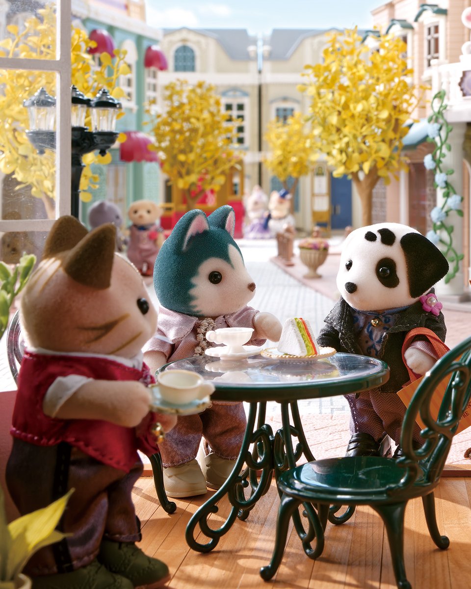 SylvanianJP's tweet photo. 「この席でいいかい？」
「そうだね、ここにしようか！」

お兄さんたちが集まって、ティータイムにするみたい☕

どんなお話をするのかな？

#シルバニアファミリー #シルバニア
#お兄さん #ティータイム https://t.co/1Gtvy5S3WF