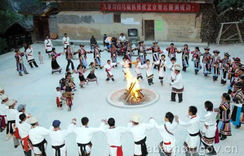 ryu685's tweet photo. [A lively scene at a folk village gathering! A dancer’s graceful moves, the crisp clink of cups, and the flickering firelight make it perfect for a chill night out.] https://t.co/X3zH5nXZjI