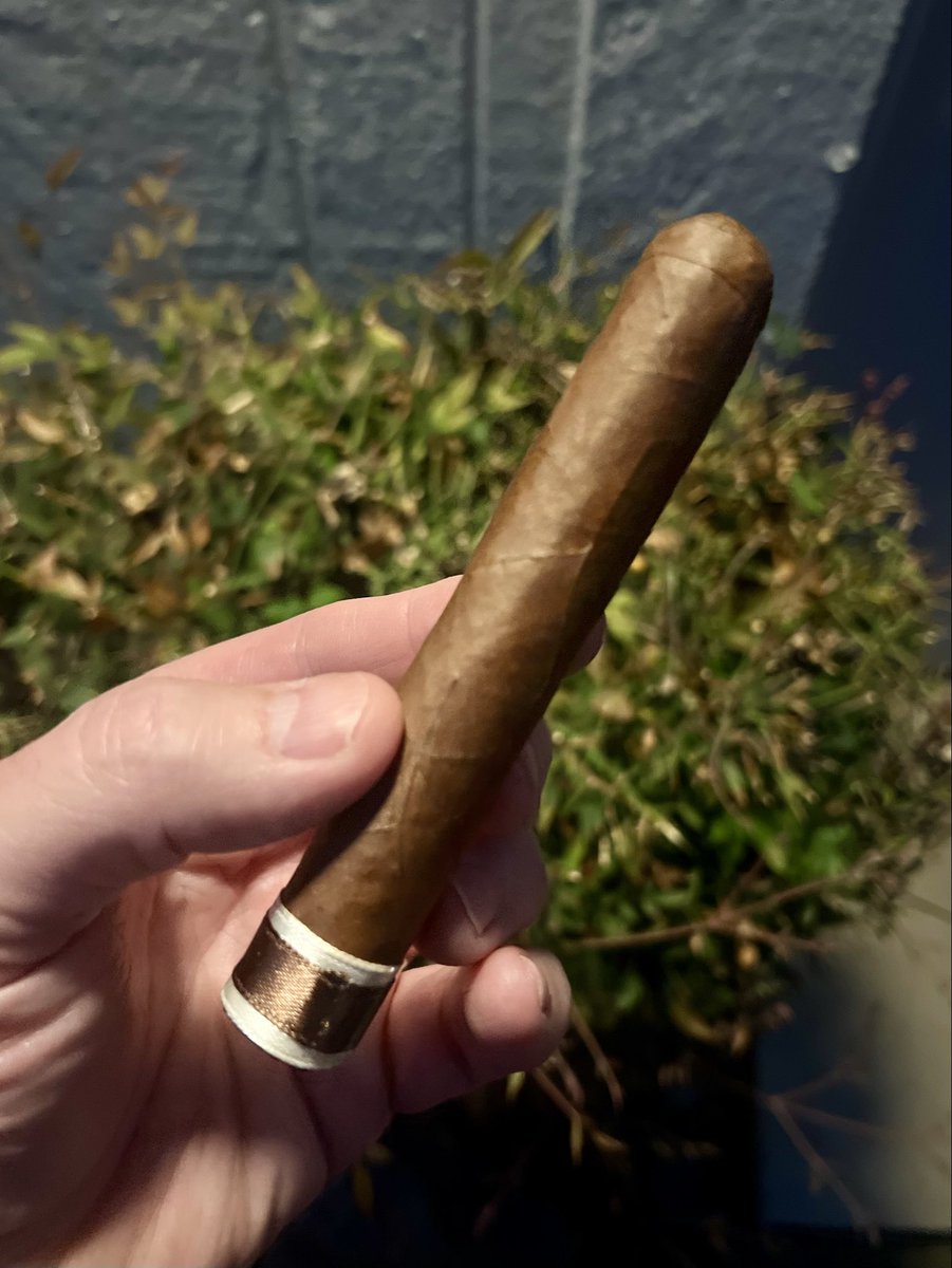 cigarsmoke's tweet photo. Good evening FAM #nowsmoking @RoMaCraft RoMa Craft CRAFT Maquette Scuttlebutt! Wrapper, binder, and filler undisclosed 4⅝ × 48 Short Churchill made at RoMa Craft’s NicaSueño in Nicaragua. #cigarsmoke #weaselclub #RoMaCraft #nicasueño #cigar https://t.co/0DmBJQG7hC