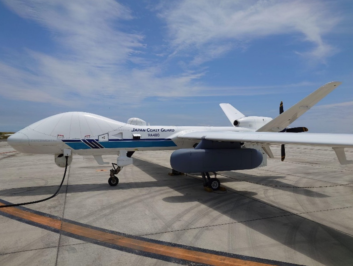 sbg_news's tweet photo. ─［プレスリリース］───
日本初、大型無操縦者航空機に災害対応用の通信装置を搭載し、上空からの通信提供に成功
─────────────

ソフトバンク株式会社は、大規模災害の発生などで地上の通信ネットワークが遮断された際、迅速に臨時の通信エリアを構築することを目指して、上空から通信を提供する装置を収容したポッド（DRUポッド）を国内で設計・製造し、大型無操縦者航空機（大型RPAS）に搭載して通信を提供する実証実験を行いました。その結果、上空3,000mを飛行する大型RPASから電波を発射することで、地上に直径5km以上の通信エリアを構築することに成功しました。国内で設計・製造した大型RPAS向けのDRUポッドを用いて実証実験を行い、上空からの通信提供に成功したのは日本で初めて※です。

※ 2026年10月2日時点の公開情報に基づく（ソフトバンク調べ）

#SoftBank