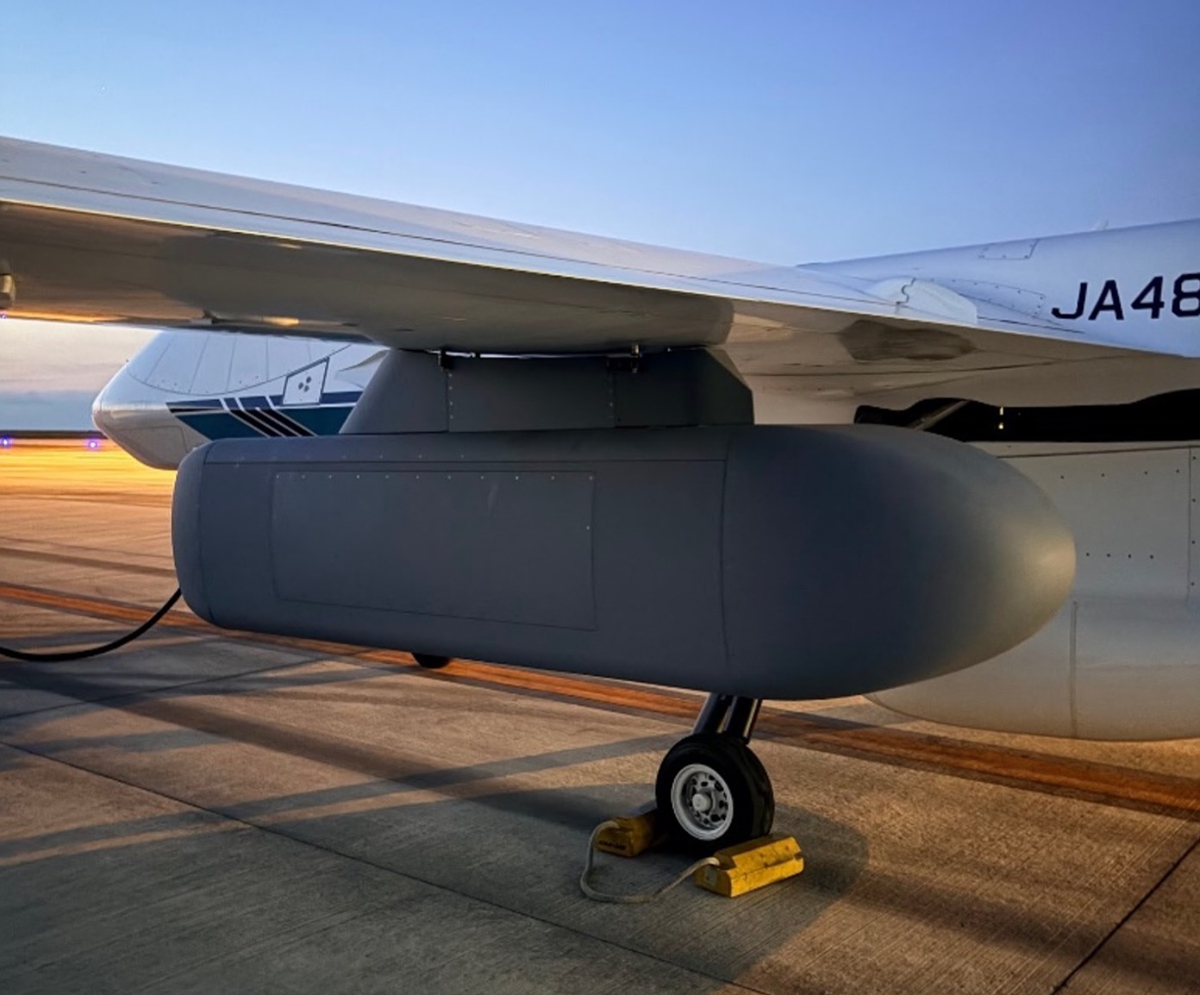 sbg_news's tweet photo. ─［プレスリリース］───
日本初、大型無操縦者航空機に災害対応用の通信装置を搭載し、上空からの通信提供に成功
─────────────

ソフトバンク株式会社は、大規模災害の発生などで地上の通信ネットワークが遮断された際、迅速に臨時の通信エリアを構築することを目指して、上空から通信を提供する装置を収容したポッド（DRUポッド）を国内で設計・製造し、大型無操縦者航空機（大型RPAS）に搭載して通信を提供する実証実験を行いました。その結果、上空3,000mを飛行する大型RPASから電波を発射することで、地上に直径5km以上の通信エリアを構築することに成功しました。国内で設計・製造した大型RPAS向けのDRUポッドを用いて実証実験を行い、上空からの通信提供に成功したのは日本で初めて※です。

※ 2026年10月2日時点の公開情報に基づく（ソフトバンク調べ）

#SoftBank
