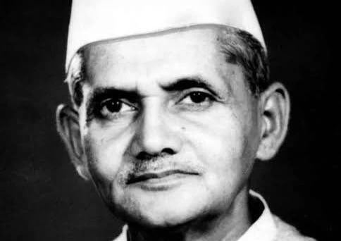 FltLtAnoopVerma's tweet photo. Remembering Lal Bahadur Shastri today on his Birth Anniversary

India’s most simple PM who gave us ‘Jai Jawan Jai Kisaan’ https://t.co/jplHocnl5U