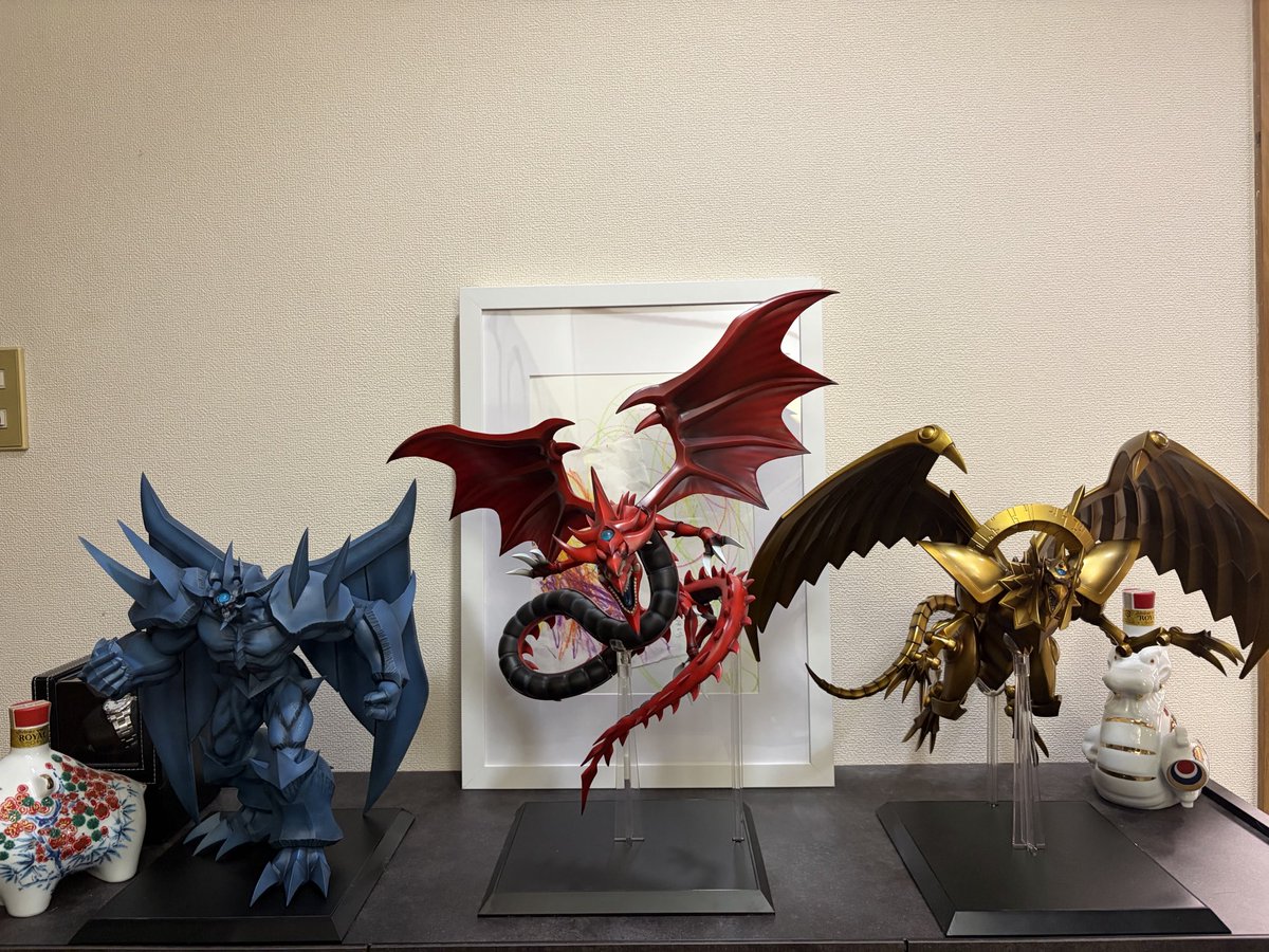 gokuusanki's tweet photo. 仕舞い込んでた三幻神のフィギュア出して並べた
印象としてはデカすぎるしとんがり過ぎ
めちゃくちゃカッコいい https://t.co/eD7OuyXYEZ