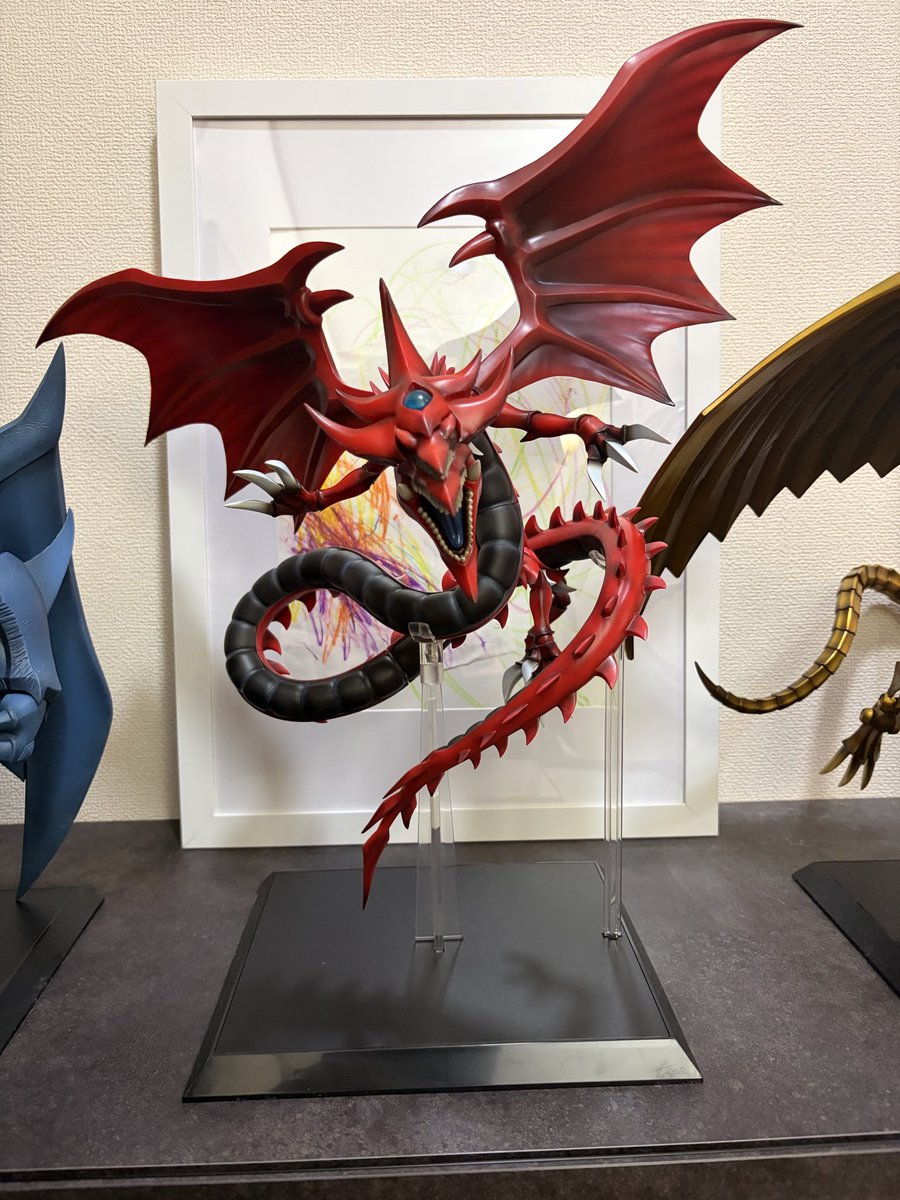 gokuusanki's tweet photo. 仕舞い込んでた三幻神のフィギュア出して並べた
印象としてはデカすぎるしとんがり過ぎ
めちゃくちゃカッコいい https://t.co/eD7OuyXYEZ