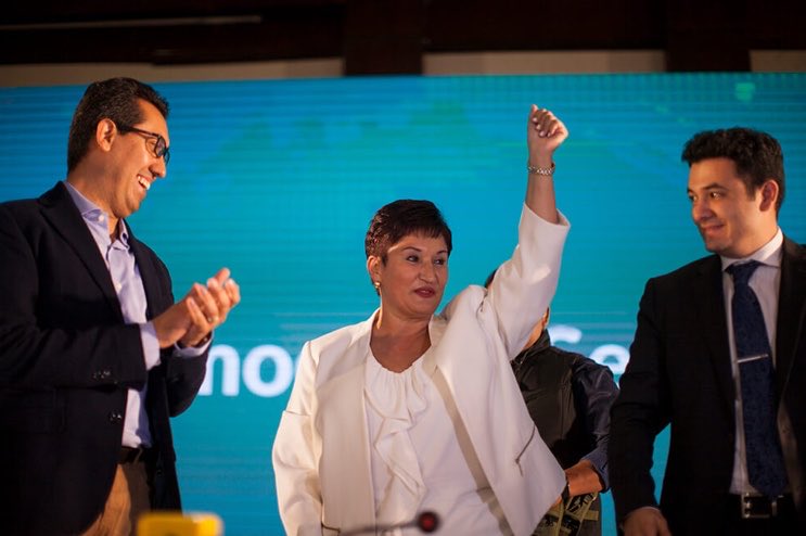 5toPoderSM's tweet photo. MENKOS NO PUEDE SER PRESIDENTE DEL BANGUAT AUNQUE RENUNCIE DE DIPUTADO

Las prohibiciones son claras no puede ser presidente del Banco de Guatemala quien desempeñe cargos públicos por elección popular reza el texto del artículo 18 de la ley orgánica del Banguat, sobre prohibiciones inciso g. 

Bernarco Arévalo viola las leyes al imponer al bachiller Jonathan Menkos, no solo por incapaz sino porque lo impusieron como diputado en el fraude electoral pasado. 

PERMISO NO VALE 

Menkos solicitó permiso para un cargo en el organismo ejecutivo no para ser presidente de una institución autónoma lejana al ejecutivo. 

Aunque renuncie ya no puede asumir por qué el delito ya se cometió y no puede retrotraerse antes del nombramiento ilegal de Bernarco.

CONTINUARÁ…