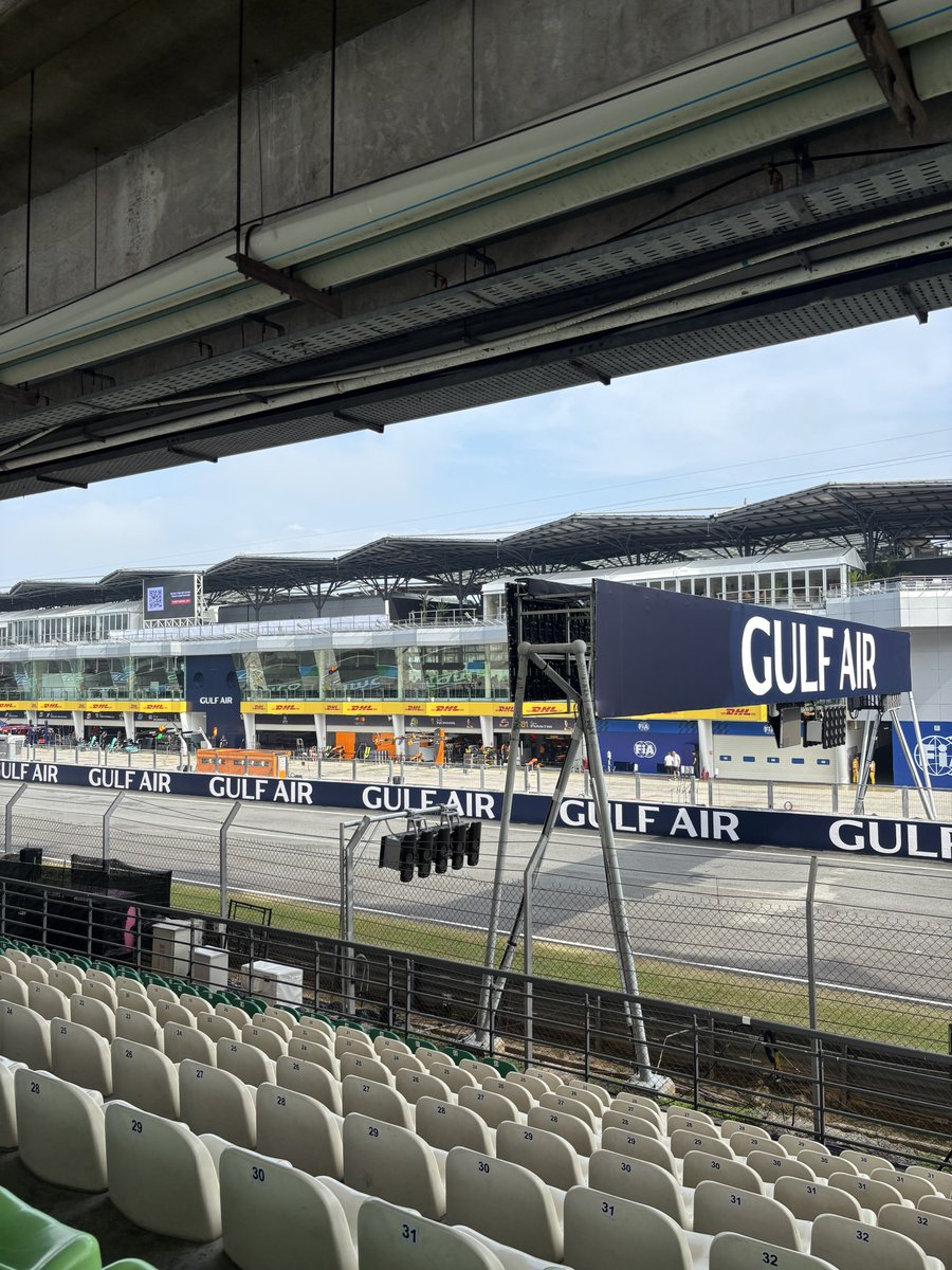 Wanfatinfiqah's tweet photo. Rezeki apakah ini, 

dapat seat betul2 depan starting lane + podium 🫠🩵 #BahrainGP https://t.co/9ViGZ0ztLb