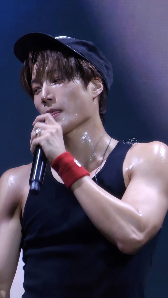 KigmJongin's tweet photo. Sweaty over powered the dancing, jongin. https://t.co/layOefDNdZ