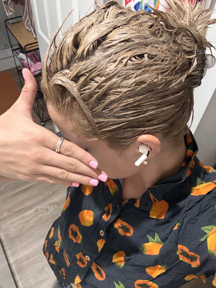 chantillyberryy's tweet photo. Changing my hair again LOL I love customizing my character https://t.co/UwDJbIG5X0