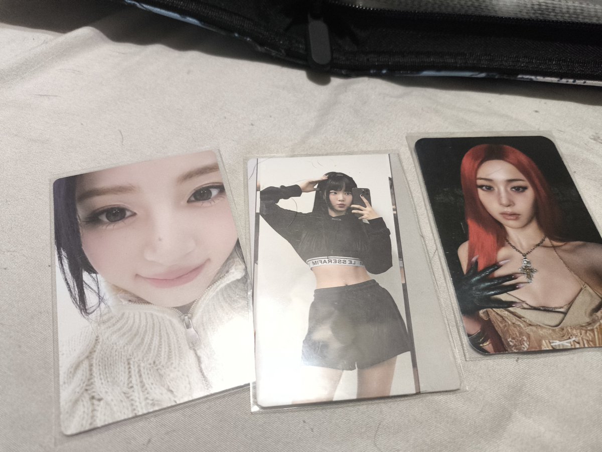 benitext's tweet photo. @ChoiceMusicLA Face take up most of card
Both hands visible
Not natural hair color https://t.co/bDmHYm0kOA