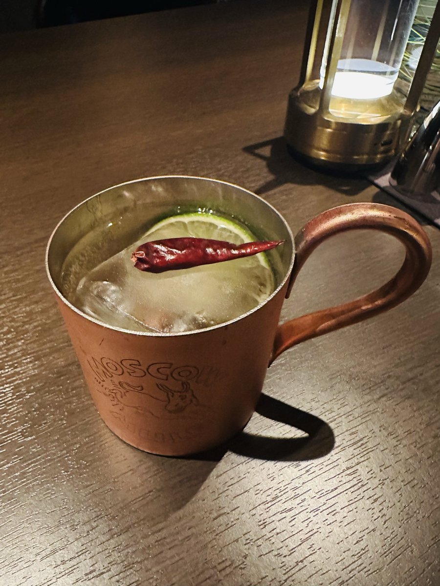 cocktailfreaks's tweet photo. 辛さが選べる自家製モスコミュール
自家製の唐辛子ウォッカと自家製のジンジャーエールで作るモスコミュールです。0辛から10辛までお選びいただけます。0辛もありますので甘党の方も是非🍸
#カクテル #カクテルフリークス #カクフリ #バー #国分寺 https://t.co/0nh9y42bNb
