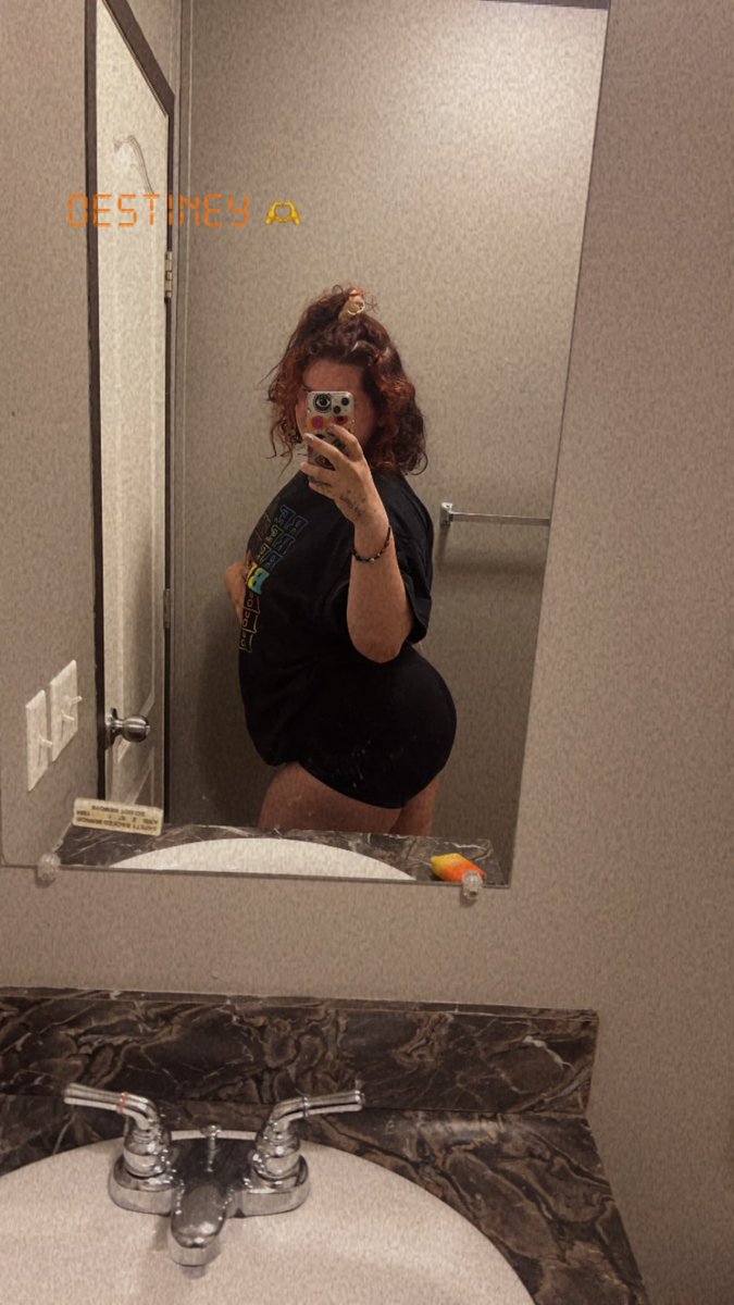 ditzides's tweet photo. she’s sad and lonely tonight, someone be a good boy and cheer her up 🥺🥺 https://t.co/G0KRGktLNL
