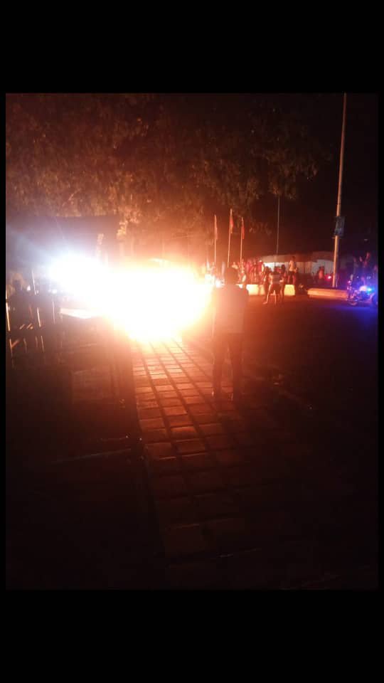 NicmerEvans's tweet photo. "En este momento en el municipio Chaguaramas estado Guárico está trancada la Carretera Nacional que conduce a Chaguaramas - Valle de la Pascua, y Chaguaramas - San Juan de los Morros los Chaguarameros. Dicen que ya basta a los racionamientos permanentes 3 veces al día" https://t.co/8t3VnfJTEL