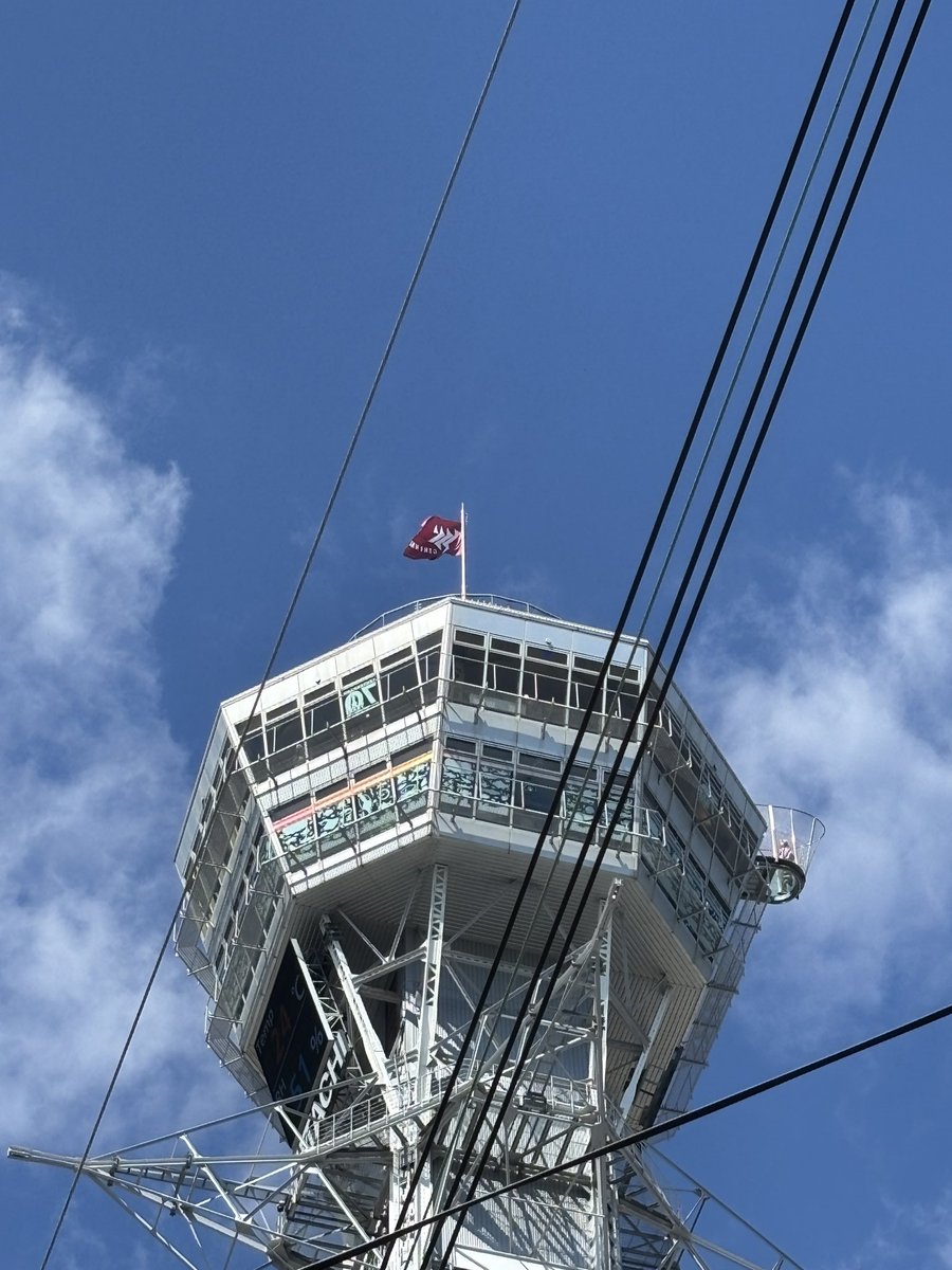 sasakura_P's tweet photo. 折角期間中に大阪に来れたのでね
通天閣のゲヘナ校旗、風の機嫌もあって撮影が中々に難しかった https://t.co/LriY70UEr8