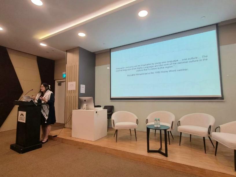 NUSHistory's tweet photo. On Sep 26, NUS grad student Sheryl Lynne Tan presented on Yee I-Lann’s photomedia work at LASALLE's Asian Art Histories Conference. The talk explored Malaysian identity, exhibition contexts &amp; comparisons with artists Simryn Gill, Victor Leong &amp; Manit Sriwanichpoom. https://t.co/ICUqRS1EOy