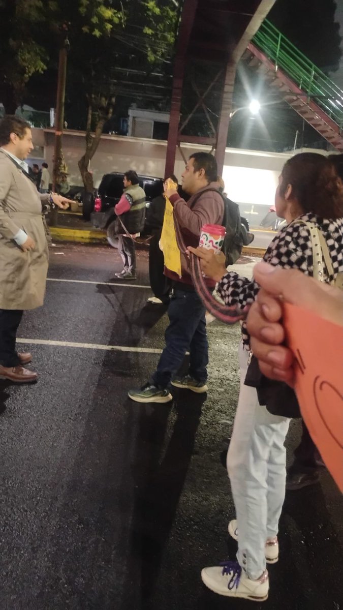 luismiguelbaraa's tweet photo. Cerrada avenida Cuauhtémoc afuera del hospital de Xoco por familiares de los enfermos, protestan ya que hay mucha gente que lleva semanas sin ser atendida en el nosocomio por falta de insumos. @trafico889 https://t.co/UnV9TSfK0c