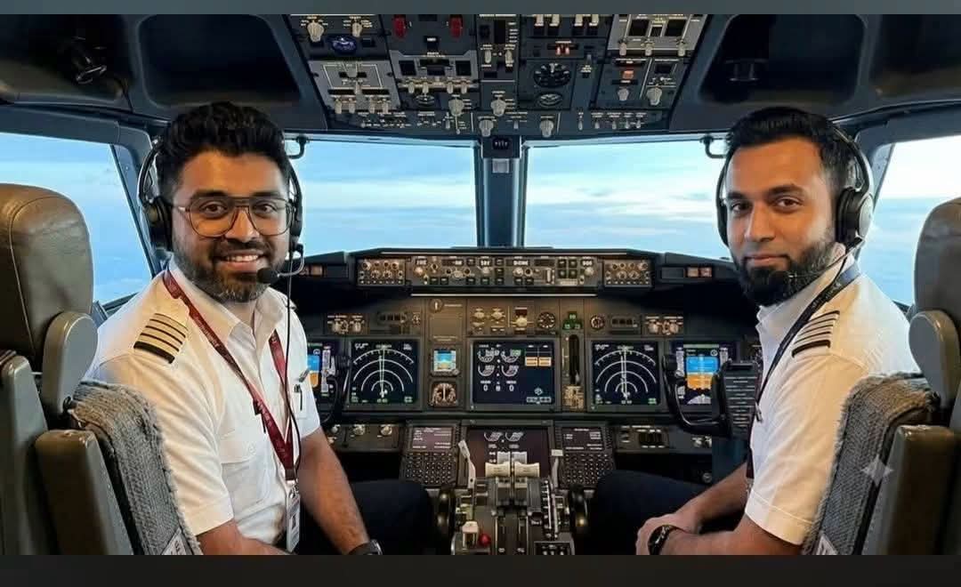 MrMishra's tweet photo. ओमानी मुस्लिम को-पायलट ने "अल्लाह हु अकबर" कहकर कैप्टन स्मित_मक्कड़ पर वहां रखी एक आपातकालीन कुल्हाड़ी से वार किया...

कुल्हाड़ी के वार सहते हुए,कैप्टन स्मित ने वायुयान अपहरण इत्यादि के कोड निकटतम ATC को भेजे...

ओमानी को -पायलट ने अंदर से कॉकपिट का डोर बन्द कर लिया था, कैप्टन स्मित ने खून की धारा बहते हुए... पूरी ताकत लगाते हुए ओमानी से लड़ते हुए कॉकपिट का डोर खोला...

चीखते हुए शेष क्रू मेंबर्स और यात्रियों को कॉकपिट में चल रहे हमले के बारे में बताया...

शेष कहानी अब सबको पता है, लेकिन यदि यही प्लेन ओमानी द्वारा क्रैश कर दिया जाता या हवाई जहाज़ को उड़ती हुई मिज़ाइल बनाकर मक्का मदीना या काबा ,जॉर्डन या तेल अवीव की किसी गगनचुम्बी बिल्डिंग से टकरा कर हज़ारों लोगों को मार दिया जाता तो ओमानी मुस्लिम को-पायलट के साथ साथ स्मित मक्कड़ पर भी उस भयानक हत्याकांड का आरोप लग जाता...

भारत के मुँह पर कालिख पूत जाती, इज़राइल से हमारे रिश्ते खराब हो सकते थे...

लेकिन शुक्रिया स्मित...

तुमने अपना ही नहीं,
सनातन धर्म और भारत का नाम ऊंचा किया.

आज पूरा विश्व यह है जान चुका है कि कौन मौका मिलते ही लोगों की हत्या करना चाहता है,,,,, और कौन लोगों की जान बचाने के लिए अपनी जान दाव पर लगा सकता है.,,,,.
पुनः आभार !!🚩🚩