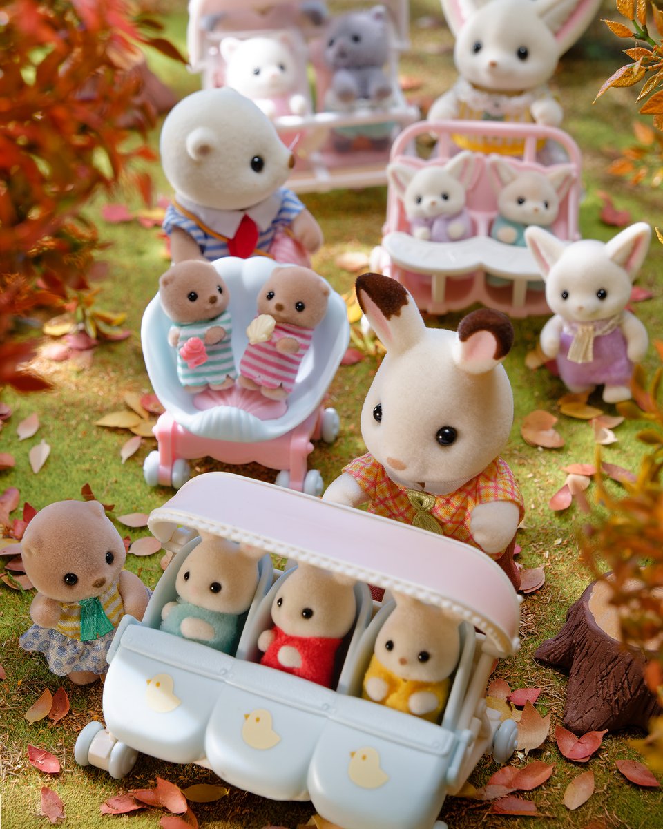 SylvanianJP's tweet photo. 今日はみんなでおさんぽです☀

落ち葉を踏むとカサカサと音がして、小さい赤ちゃんたちはとっても楽しそう♪

涼しい秋のおさんぽ、とっても気持ちよさそうですね✨

#シルバニアファミリー #シルバニア
#シルバニア赤ちゃん #紅葉 #秋 #autumn #お散歩 https://t.co/BKEP28C6E5