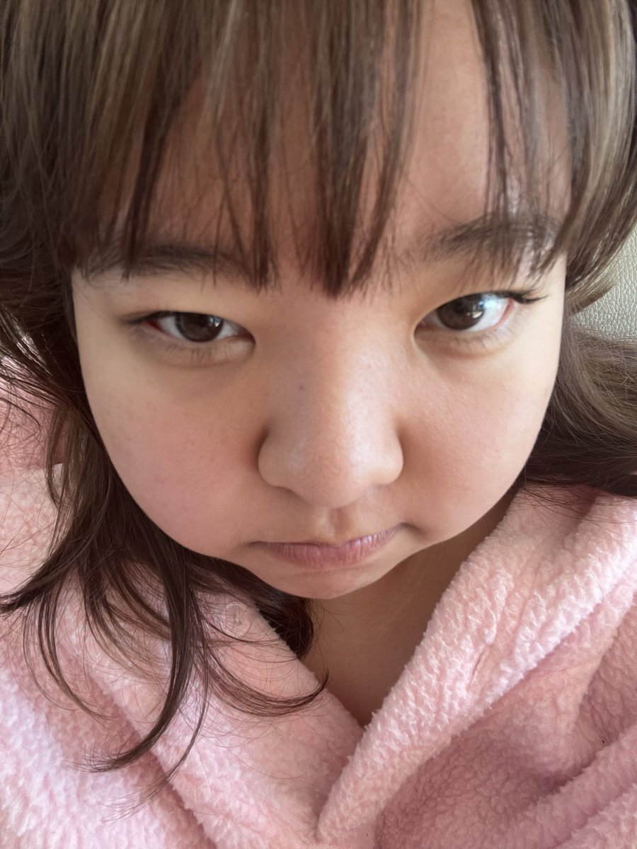 uwu_REMI's tweet photo. 백금발과 갈색머리 시절… https://t.co/tw6nPbNH9B