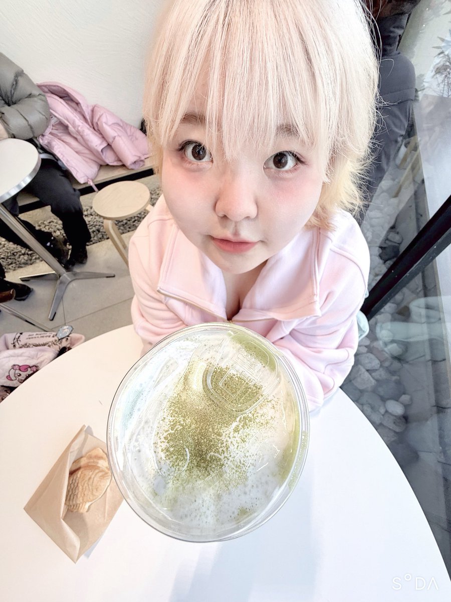 uwu_REMI's tweet photo. 백금발과 갈색머리 시절… https://t.co/tw6nPbNH9B